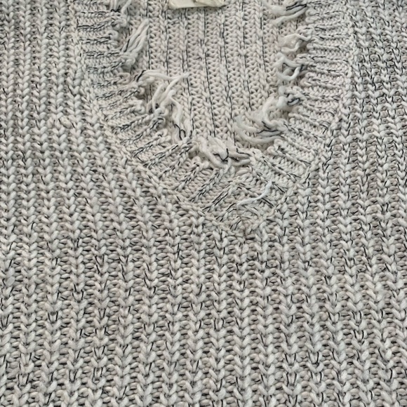 Vistique V-neck Frayed Sweater Size Medium - Picture 14 of 17